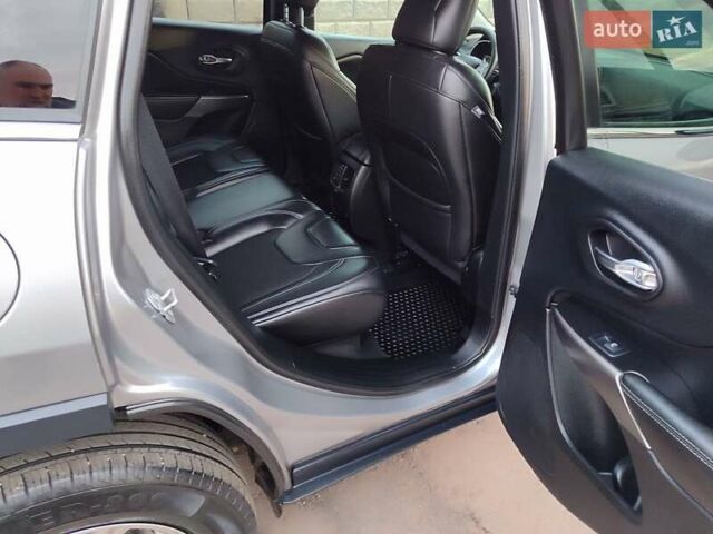 Серый Джип Чероки, объемом двигателя 3.2 л и пробегом 205 тыс. км за 15700 $, фото 24 на Automoto.ua