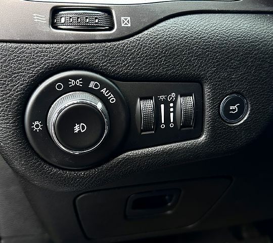 Серый Джип Чероки, объемом двигателя 3.2 л и пробегом 182 тыс. км за 14800 $, фото 5 на Automoto.ua