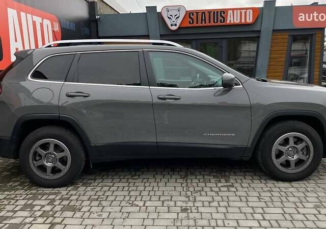 Сірий Джип Cherokee, об'ємом двигуна 3.24 л та пробігом 125 тис. км за 19000 $, фото 3 на Automoto.ua