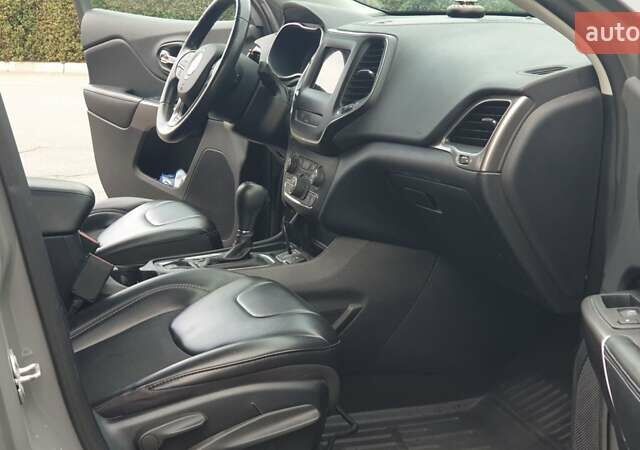 Серый Джип Чероки, объемом двигателя 3.24 л и пробегом 61 тыс. км за 19000 $, фото 28 на Automoto.ua