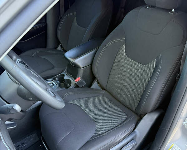 Серый Джип Чероки, объемом двигателя 2.36 л и пробегом 257 тыс. км за 13700 $, фото 23 на Automoto.ua