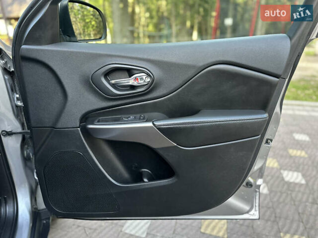 Серый Джип Чероки, объемом двигателя 2.4 л и пробегом 165 тыс. км за 15699 $, фото 179 на Automoto.ua