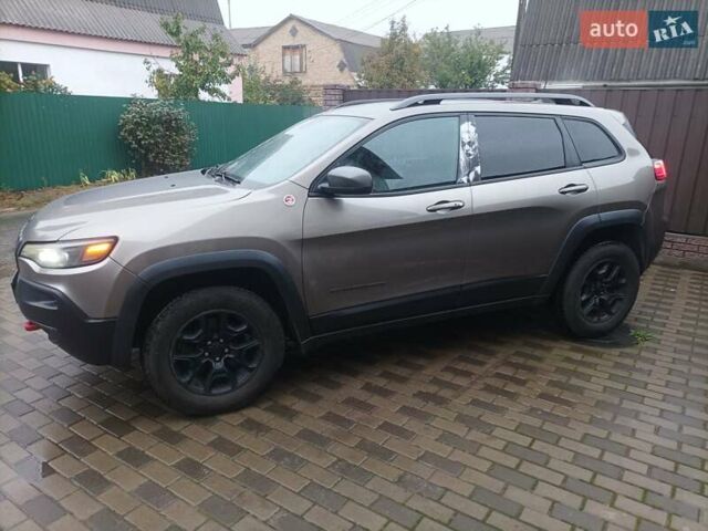Сірий Джип Cherokee, об'ємом двигуна 3.24 л та пробігом 630 тис. км за 18700 $, фото 4 на Automoto.ua
