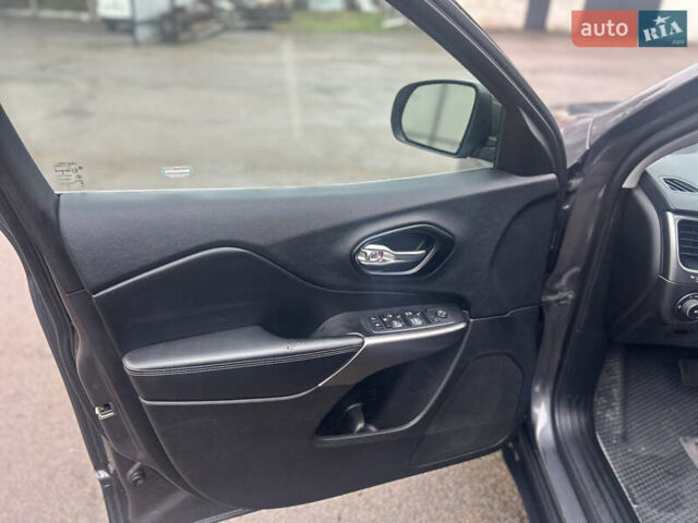 Сірий Джип Cherokee, об'ємом двигуна 2.36 л та пробігом 160 тис. км за 15600 $, фото 9 на Automoto.ua