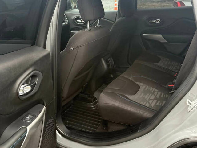 Сірий Джип Cherokee, об'ємом двигуна 3.2 л та пробігом 121 тис. км за 18500 $, фото 7 на Automoto.ua