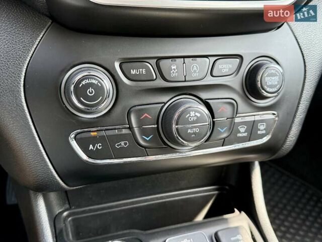 Сірий Джип Cherokee, об'ємом двигуна 3.24 л та пробігом 81 тис. км за 19500 $, фото 17 на Automoto.ua