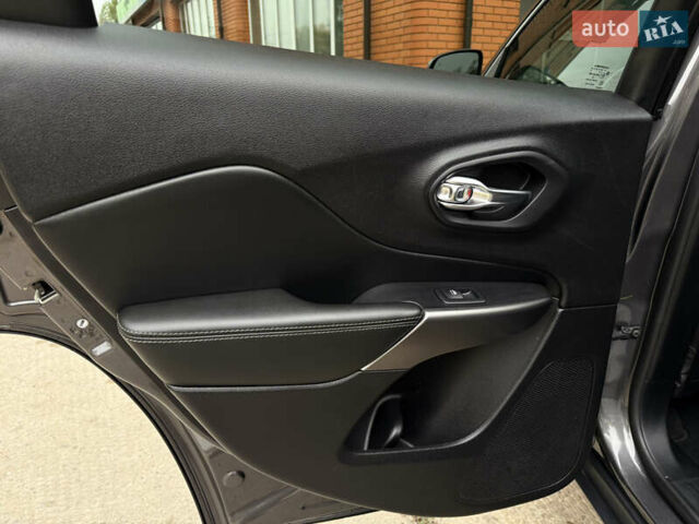 Сірий Джип Cherokee, об'ємом двигуна 3.24 л та пробігом 104 тис. км за 17200 $, фото 48 на Automoto.ua