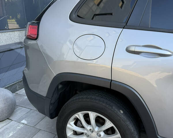 Серый Джип Чероки, объемом двигателя 2.36 л и пробегом 257 тыс. км за 13700 $, фото 13 на Automoto.ua