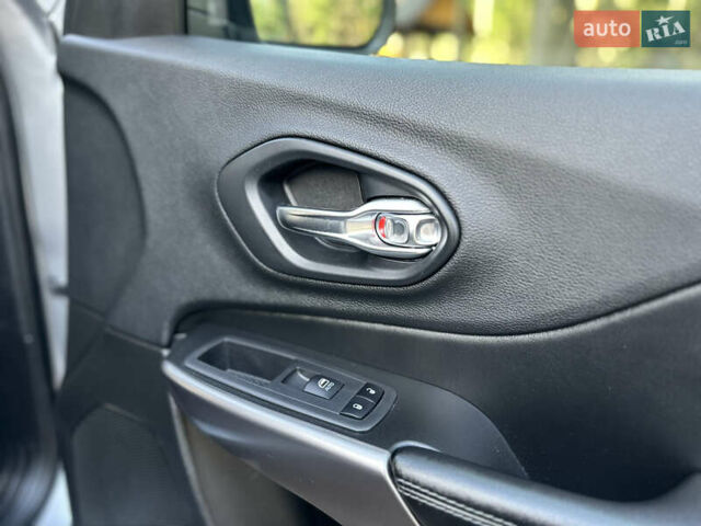 Серый Джип Чероки, объемом двигателя 2.4 л и пробегом 165 тыс. км за 15699 $, фото 180 на Automoto.ua