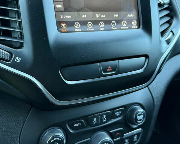 Серый Джип Чероки, объемом двигателя 2.36 л и пробегом 257 тыс. км за 13700 $, фото 26 на Automoto.ua