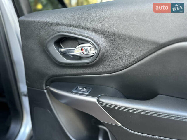 Серый Джип Чероки, объемом двигателя 2.4 л и пробегом 165 тыс. км за 15699 $, фото 225 на Automoto.ua