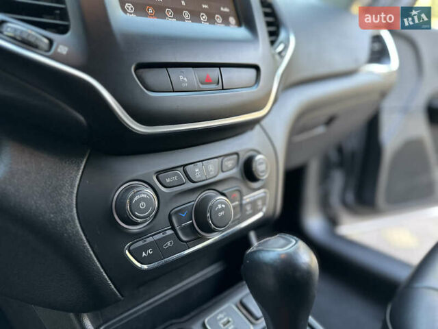 Серый Джип Чероки, объемом двигателя 2.4 л и пробегом 165 тыс. км за 15699 $, фото 209 на Automoto.ua