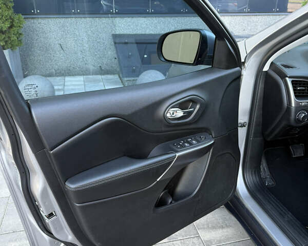 Серый Джип Чероки, объемом двигателя 2.36 л и пробегом 257 тыс. км за 13700 $, фото 20 на Automoto.ua