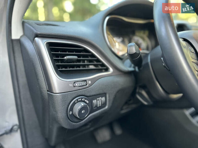 Серый Джип Чероки, объемом двигателя 2.4 л и пробегом 165 тыс. км за 15699 $, фото 192 на Automoto.ua