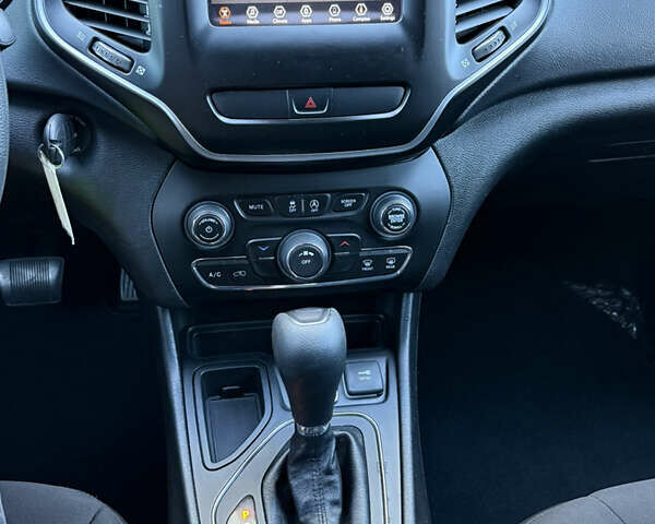 Серый Джип Чероки, объемом двигателя 2.36 л и пробегом 257 тыс. км за 13700 $, фото 25 на Automoto.ua