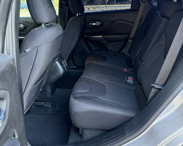 Серый Джип Чероки, объемом двигателя 2.36 л и пробегом 257 тыс. км за 13700 $, фото 41 на Automoto.ua