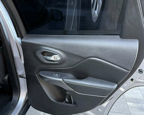 Серый Джип Чероки, объемом двигателя 2.36 л и пробегом 257 тыс. км за 13700 $, фото 36 на Automoto.ua