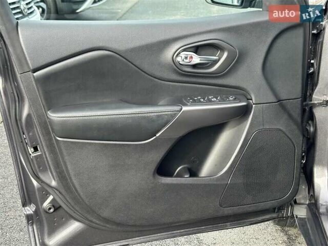 Сірий Джип Cherokee, об'ємом двигуна 2.36 л та пробігом 66 тис. км за 4100 $, фото 7 на Automoto.ua