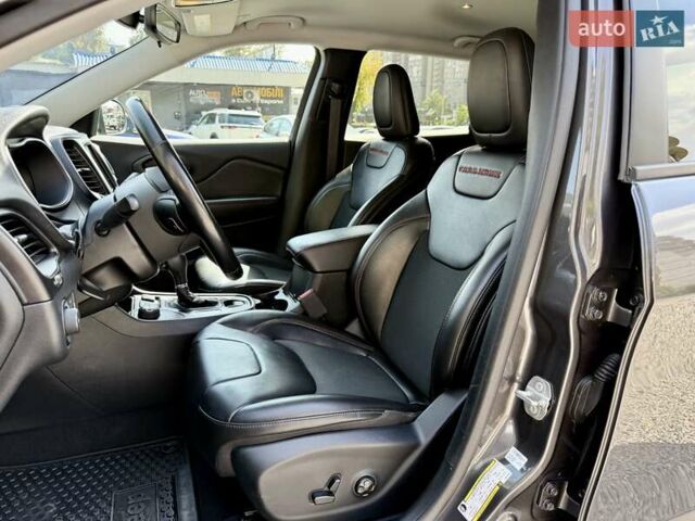 Сірий Джип Cherokee, об'ємом двигуна 3.24 л та пробігом 81 тис. км за 19500 $, фото 6 на Automoto.ua