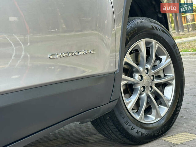 Серый Джип Чероки, объемом двигателя 2.4 л и пробегом 165 тыс. км за 15699 $, фото 146 на Automoto.ua