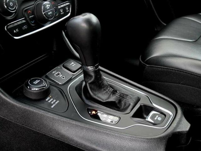 Серый Джип Чероки, объемом двигателя 2.4 л и пробегом 82 тыс. км за 10200 $, фото 21 на Automoto.ua