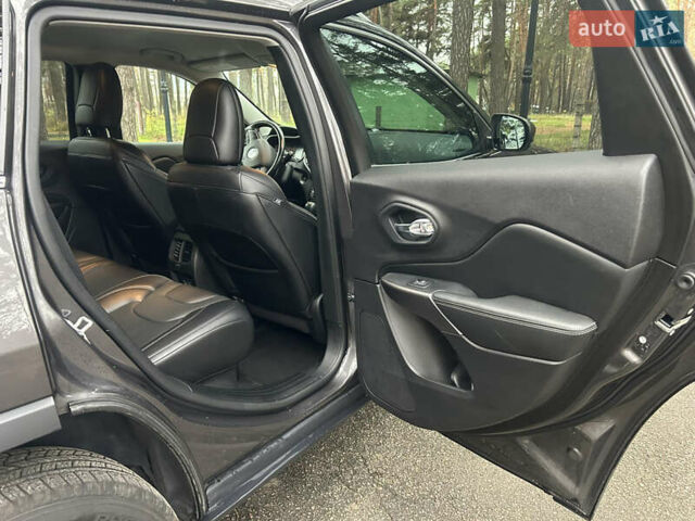 Сірий Джип Cherokee, об'ємом двигуна 3.24 л та пробігом 90 тис. км за 19800 $, фото 16 на Automoto.ua