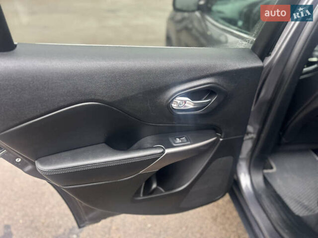 Сірий Джип Cherokee, об'ємом двигуна 2.36 л та пробігом 160 тис. км за 15600 $, фото 10 на Automoto.ua