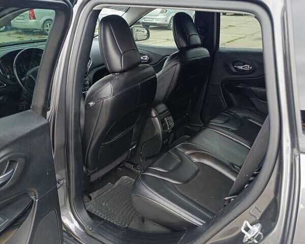 Серый Джип Чероки, объемом двигателя 0 л и пробегом 113 тыс. км за 15000 $, фото 5 на Automoto.ua