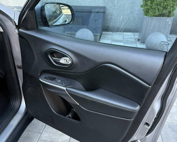 Серый Джип Чероки, объемом двигателя 2.36 л и пробегом 257 тыс. км за 13700 $, фото 31 на Automoto.ua