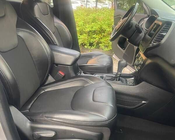 Сірий Джип Cherokee, об'ємом двигуна 2.36 л та пробігом 190 тис. км за 14900 $, фото 8 на Automoto.ua