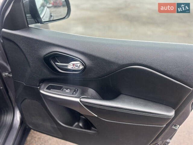 Сірий Джип Cherokee, об'ємом двигуна 2.36 л та пробігом 160 тис. км за 15600 $, фото 12 на Automoto.ua