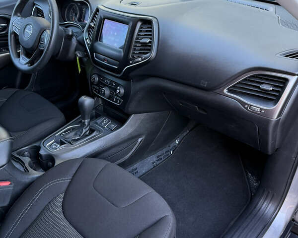 Серый Джип Чероки, объемом двигателя 2.36 л и пробегом 257 тыс. км за 13700 $, фото 34 на Automoto.ua