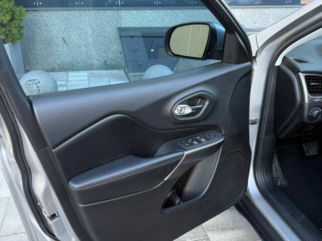 Серый Джип Чероки, объемом двигателя 2.4 л и пробегом 256 тыс. км за 13700 $, фото 11 на Automoto.ua