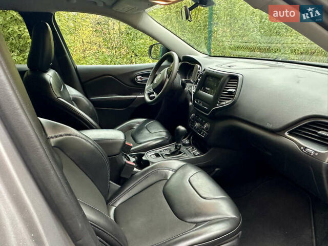 Джип Чероки 2020 в Киеве на Automoto.ua Серый Джип Чероки, объемом двигателя 2.36 л и пробегом 121 тыс. км за 18300 $, фото 11 на Automoto.ua