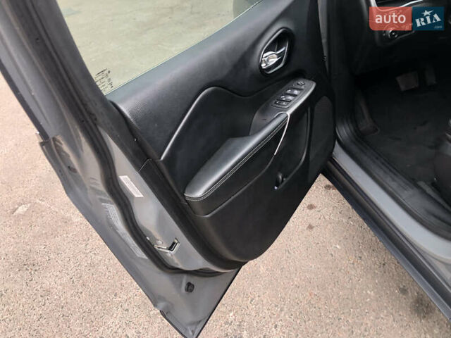 Сірий Джип Cherokee, об'ємом двигуна 3.24 л та пробігом 109 тис. км за 16200 $, фото 15 на Automoto.ua