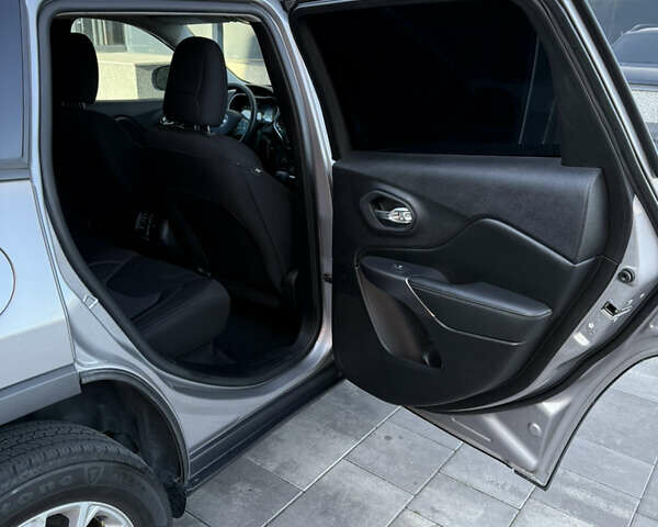 Серый Джип Чероки, объемом двигателя 2.36 л и пробегом 257 тыс. км за 13700 $, фото 35 на Automoto.ua