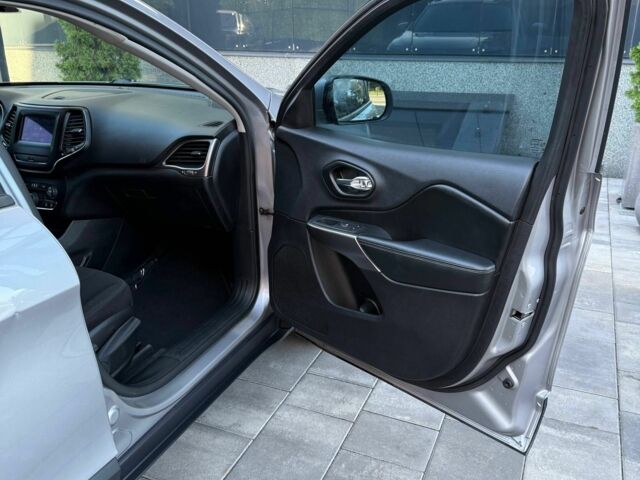 Серый Джип Чероки, объемом двигателя 2.4 л и пробегом 256 тыс. км за 13700 $, фото 18 на Automoto.ua