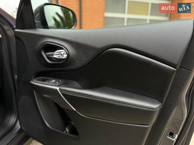 Сірий Джип Cherokee, об'ємом двигуна 3.24 л та пробігом 104 тис. км за 17200 $, фото 58 на Automoto.ua