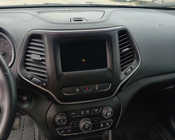 Серый Джип Чероки, объемом двигателя 0 л и пробегом 113 тыс. км за 15000 $, фото 6 на Automoto.ua