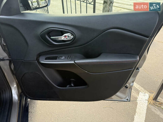 Сірий Джип Cherokee, об'ємом двигуна 3.24 л та пробігом 19 тис. км за 20900 $, фото 18 на Automoto.ua