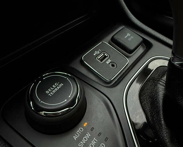 Сірий Джип Cherokee, об'ємом двигуна 3.24 л та пробігом 104 тис. км за 17200 $, фото 45 на Automoto.ua