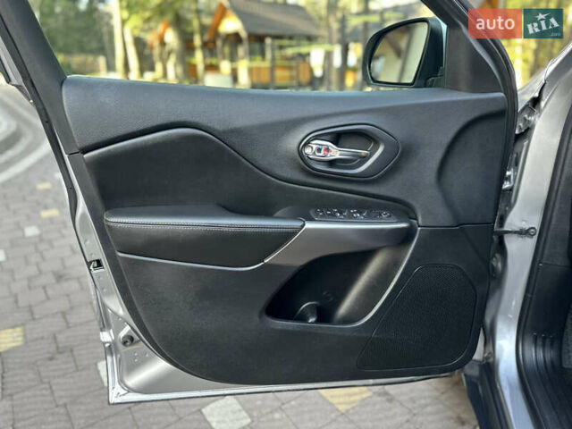 Серый Джип Чероки, объемом двигателя 2.4 л и пробегом 165 тыс. км за 15699 $, фото 210 на Automoto.ua