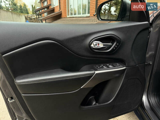 Сірий Джип Cherokee, об'ємом двигуна 3.24 л та пробігом 104 тис. км за 17200 $, фото 41 на Automoto.ua