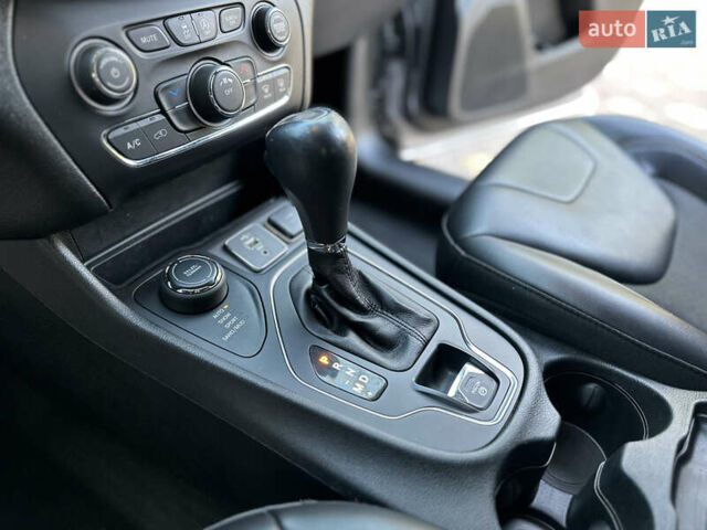 Серый Джип Чероки, объемом двигателя 2.4 л и пробегом 165 тыс. км за 15699 $, фото 194 на Automoto.ua