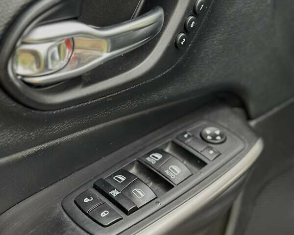 Сірий Джип Cherokee, об'ємом двигуна 2.36 л та пробігом 133 тис. км за 19500 $, фото 8 на Automoto.ua