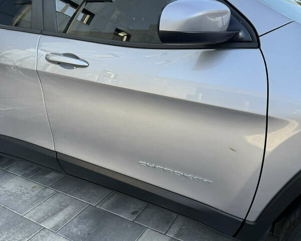 Серый Джип Чероки, объемом двигателя 2.36 л и пробегом 257 тыс. км за 13700 $, фото 11 на Automoto.ua