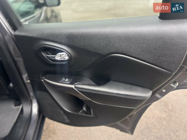 Сірий Джип Cherokee, об'ємом двигуна 2.36 л та пробігом 160 тис. км за 15600 $, фото 11 на Automoto.ua