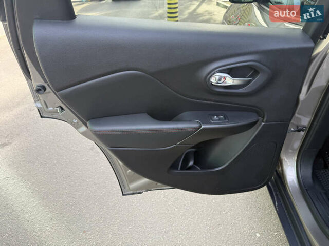 Сірий Джип Cherokee, об'ємом двигуна 3.24 л та пробігом 19 тис. км за 20900 $, фото 11 на Automoto.ua