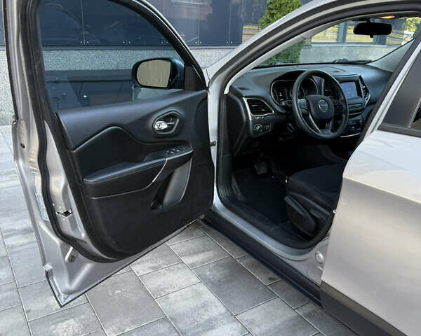 Серый Джип Чероки, объемом двигателя 2.36 л и пробегом 257 тыс. км за 13700 $, фото 19 на Automoto.ua