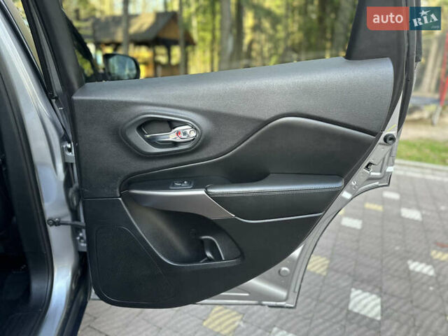 Серый Джип Чероки, объемом двигателя 2.4 л и пробегом 165 тыс. км за 15699 $, фото 224 на Automoto.ua